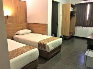 Postel nebo postele na pokoji v ubytování Sipadan Inn 1