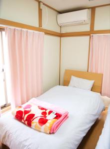 Llit o llits en una habitació de 錦の館 NishikiのYakata