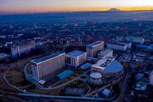 una vista aérea de una ciudad al atardecer en Medical Spa Resort Russ, en Yessentuki