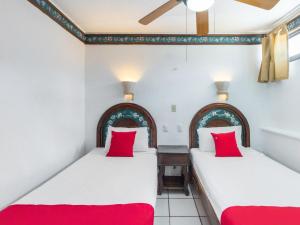 Una cama o camas en una habitación de Hotel Rath