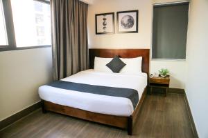 ein Schlafzimmer mit einem großen Bett in einem Zimmer in der Unterkunft Robin Hotel Danang in Đà Nẵng