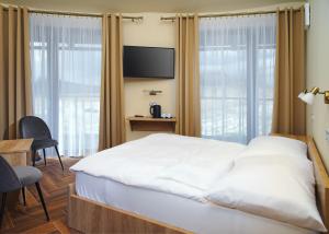 Rúm í herbergi á Hotel Dymník
