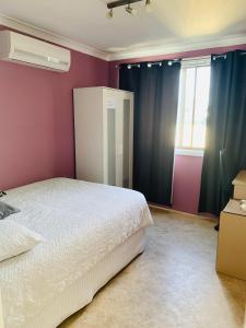 A bed or beds in a room at Willetton Homestays
