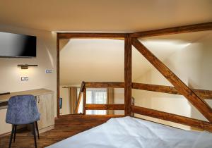 Rúm í herbergi á Hotel Dymník