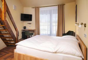 Rúm í herbergi á Hotel Dymník