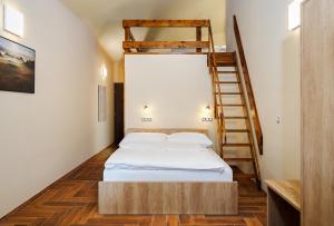Rúm í herbergi á Hotel Dymník