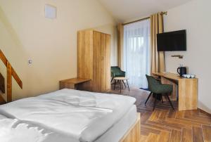Rúm í herbergi á Hotel Dymník