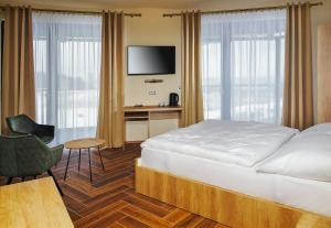 Rúm í herbergi á Hotel Dymník
