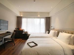 Rúm í herbergi á Hotel Mvsa+Michelin 2 Starred Molino de Urdàniz