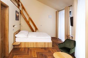 Rúm í herbergi á Hotel Dymník