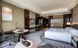Ліжко або ліжка в номері Vignette Collection Haikou Yatter Hotel by IHG