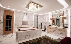 Кухня або міні-кухня у Vignette Collection Haikou Yatter Hotel by IHG
