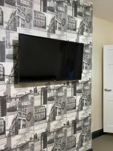 a flat screen tv hanging on a wall at 3 bedroom luxury Spacious House in Burnley