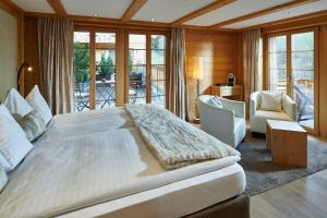 Una cama o camas en una habitación de Aspen Alpine Lifestyle Hotel
