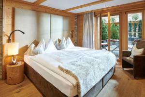 Una cama o camas en una habitación de Aspen Alpine Lifestyle Hotel