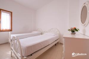 Pokój szpitalny z 2 łóżkami i lustrem w obiekcie Residence Albatros w mieście Briatico