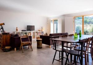 uma sala de estar com mesa e cadeiras em ALENTEJO Mountain Vacation House em Castelo de Vide