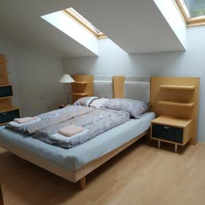 um quarto com uma cama grande e uma clarabóia em Apartmány Puerto em Senec