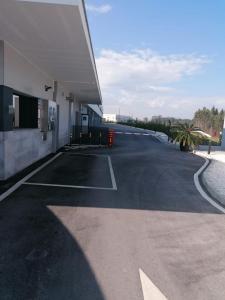 an empty parking lot in front of a building at Motel Eleven in Leiria