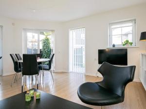 - un salon avec une table, des chaises et une télévision dans l'établissement 4 person holiday home in Bogense, à Bogense