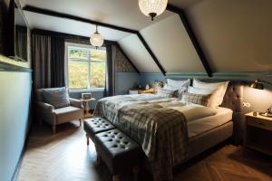 Un pat sau paturi într-o cameră la Skálakot Manor Hotel