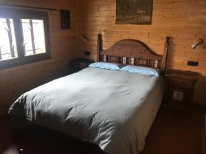 a bedroom with a large bed in a cabin at Lyshytta in Saint-Pierre-dels-Forcats