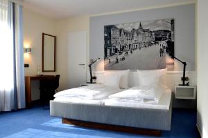 Haus Luisenhof في مولن: غرفة نوم بسرير مع لوحة على الحائط