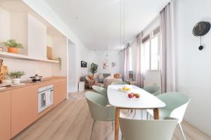 a kitchen and living room with a white table and chairs at Bilbao Park by Aston Rentals in Bilbao