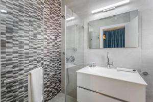 Koupelna v ubytování Kerem Hateimanim Area-3 BR with Balcony + 12 fotografií