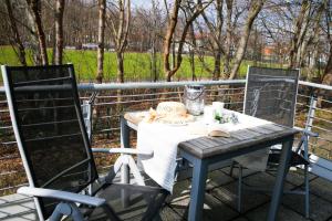 d'une table et de deux chaises sur un balcon. dans l'établissement Appartementhaus Sanssouci, à Kühlungsborn