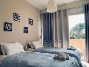 two beds in a room with a window at Rosa Bianca in Kanálion