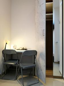 una sedia nera seduta a una scrivania in una stanza di Hostel Kamienica Rynek 7 a Katowice
