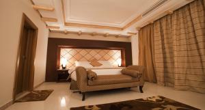 Un pat sau paturi într-o cameră la Lavande Suites
