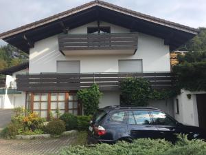 a car parked in front of a house at Ferienwohnung am Spenderberg in Vachendorf