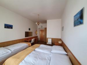 Postel nebo postele na pokoji v ubytování Pension Jana - Domov Mládeže