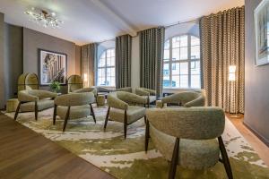 A seating area at Stock Exchange Hotel