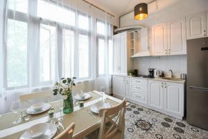 Кухня или мини-кухня в Historic Charm, Modern Comfort - Accommodation in the Heart of The Old Town
