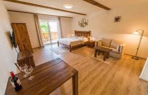 duży salon z łóżkiem i kanapą w obiekcie Apartment Marie w mieście Lipno nad Vltavou