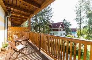 drewniany taras ze stołem i krzesłami w obiekcie Apartment Marie w mieście Lipno nad Vltavou