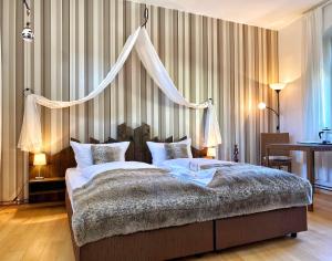 ein Schlafzimmer mit einem großen Bett mit Baldachin in der Unterkunft Hotel-Pension Mandy - Adults Only in Senftenberg