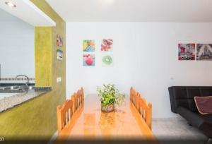 jadalnia ze stołem, krzesłami i kanapą w obiekcie Apartamento Terraza soleada w mieście Conil de la Frontera