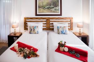 Un pat sau paturi într-o cameră la Quinta do Pinheiro Hotel Rural - GQL
