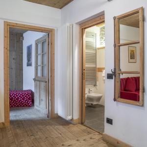 ボルミオにあるBaita Skiantaのバスルーム(トイレ、鏡、シンク付)
