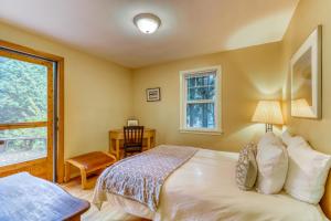 Postel nebo postele na pokoji v ubytování Husky Hideaway - 2 Bed 1 Bath Vacation home in Seattle