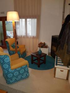 a living room with two chairs and a table at Hostal Rural - Ben-Nassar in Arjona