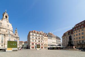 een stadsplein met gebouwen en een standbeeld in het midden bij Aparthotel Neumarkt in Dresden