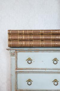 un libro de cuero marrón en la parte superior de un tocador en Manoir De Ponsay en Chantonnay