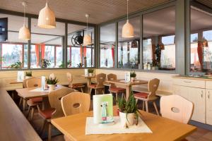 Restauracja lub miejsce do jedzenia w obiekcie JUFA Hotel Weinviertel - Eselsmühle