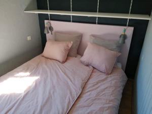 Postel nebo postele na pokoji v ubytování Le jardin d'Eugénie gîte a Virton en pleine nature