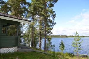 una casa sulla riva di un lago di Sänkelä Cottage a Lämsä